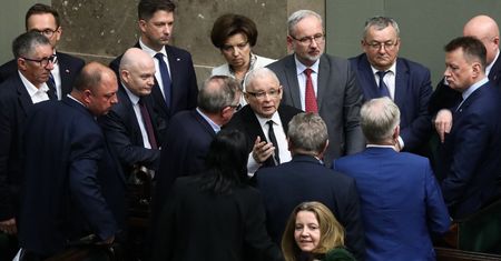 Sondaż na temat "lex Tusk": Polacy dali władzy żółtą kartkę. "PiS trafił z pomysłem jak kulą w płot"