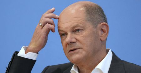 Tych pytań Scholz się nie spodziewał. W tle afera