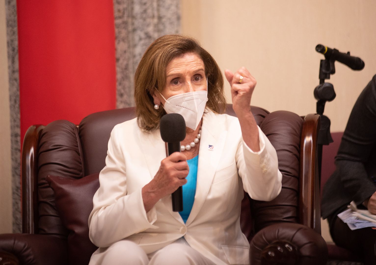 US House Speaker Nancy Pelosi speaks during her meeting with Taiwan's Vice President of the Legislative Yuan Tsai Chi-Chang, at the Legislative Yuan in Taipei, Taiwan, 03 August 2022. Pelosi began her visit in Taiwan, the highest ranking US official to visit the island in 25 years, despite strong warnings of military action from China against the visit. EPA/CENTRAL NEWS AGENCY / POOL Dostawca: PAP/EPA.
