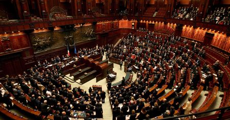 Włosi dostają po 11 tys. euro miesięcznie. To ponad cztery razy więcej, niż będą  zarabiać polscy deputowani