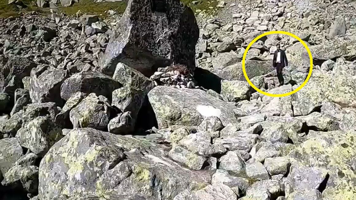 Mężczyzna wybrał się w góry w garniturze