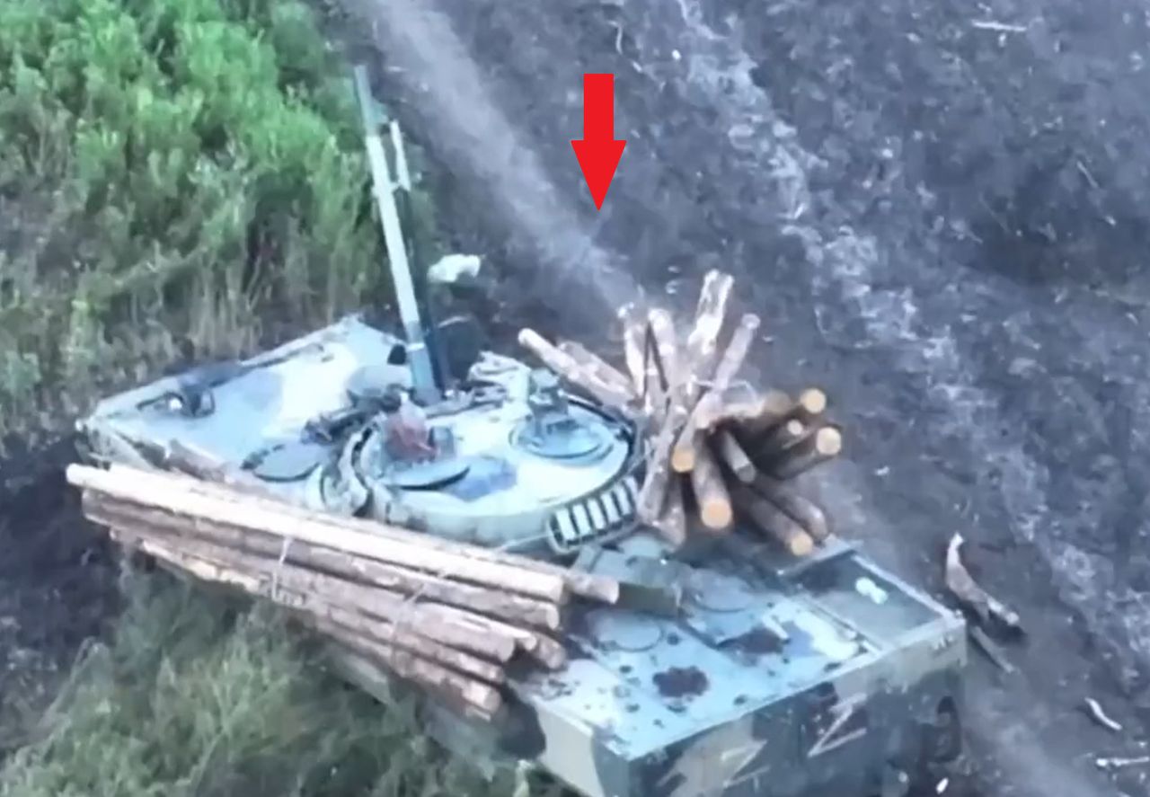 Rosyjski BMP-3 z drewnianym pancerzem tuż przed trafieniem przez pocisk zrzucony drona. 