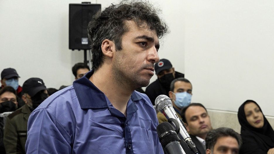 Saleh Mirhashemi uczestniczy w procesie w mieście Isfahan w Iranie.