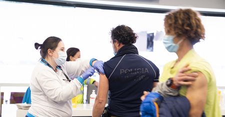 Szczepionka na COVID. Hiszpania dopuszcza możliwość przyjęcia jednej dawki