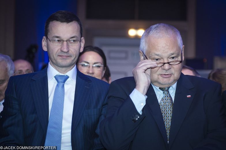 Premier Mateusz Morawiecki i prezes NBP Adam Glapiński wspólnie na konferencji.