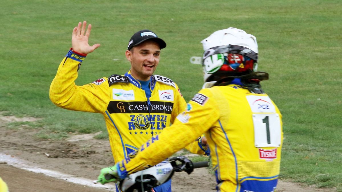 WP SportoweFakty / Łukasz Trzeszczkowski / Na zdjęciu: Bartosz Zmarzlik przybija piątkę Martinowi Vaculikowi