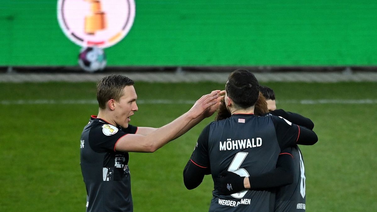 piłkarze Werderu Brema cieszą się z gola