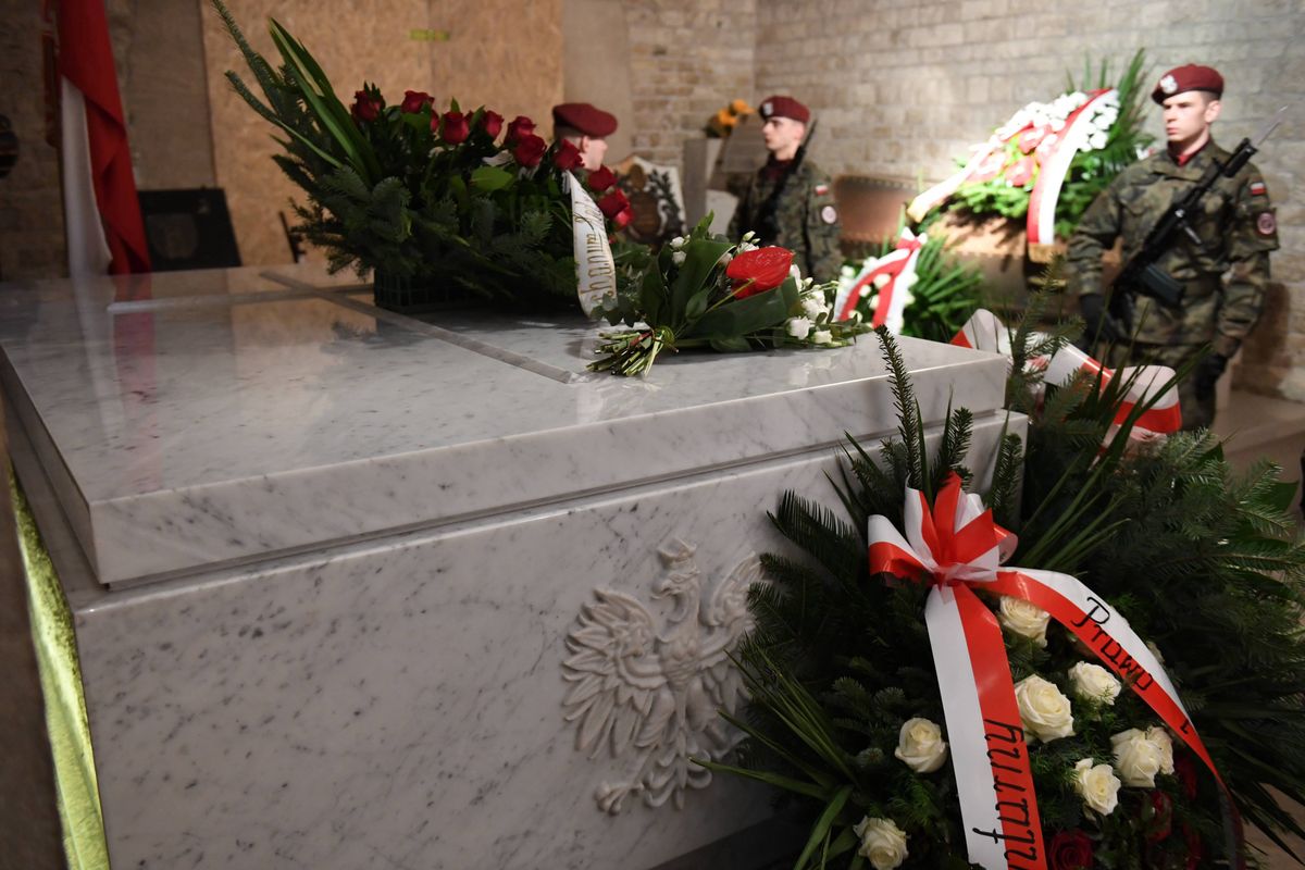 Jarosław Kaczyński odwiedził grób brata na Wawelu