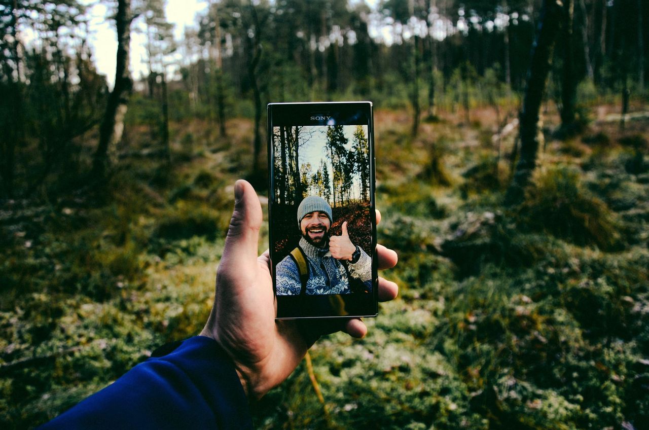 Wybierając się do lasu, lepiej wziąć ze sobą telefon.