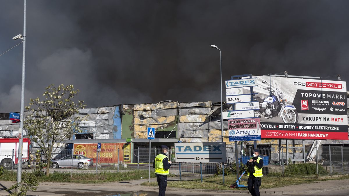WARSAW, MASOVIAN VOIVODESHIP, POLAND - 2024/05/12: Black smoke seen in the sky above the burning Marywilska 44 shopping center in Warsaw. A massive fire broke out at the Marywilska 44 shopping center in Warsaw's Biaoleka district. According to the State Fire Service, there are 50 fire brigades on site, with a total of nearly 300 firefighters working there, including from the chemical unit. Water is drawn from a nearby canal to extinguish the fire. About 1400 shops are completely burnt down so far. Residents of Warsaw and the surrounding area received a government security center alert, urging them to stay at home and close their windows. (Photo by Attila Husejnow/SOPA Images/LightRocket via Getty Images)