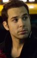 Skylar Astin zaśpiewa u Elizabeth Banks