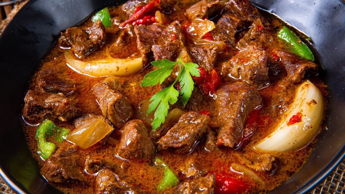 Gulasz wołowy z czerwoną papryką i cebulą