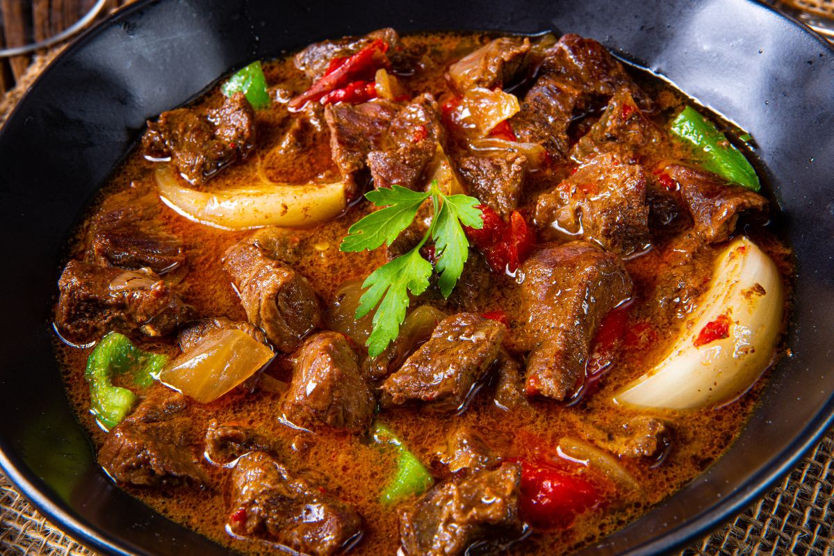 Na sylwestra robię ten rozgrzewający gulasz. Dodaje sił na całą noc zabawy