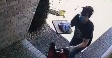 Zostawił pizzę pod drzwiami i... Tego się nie spodziewał. Dostawcę zamurowało