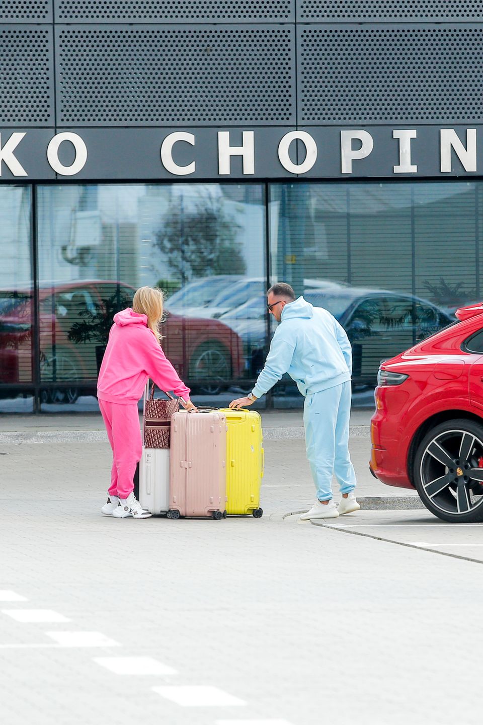 Karolina Pisarek z nowym partnerem na lotnisku