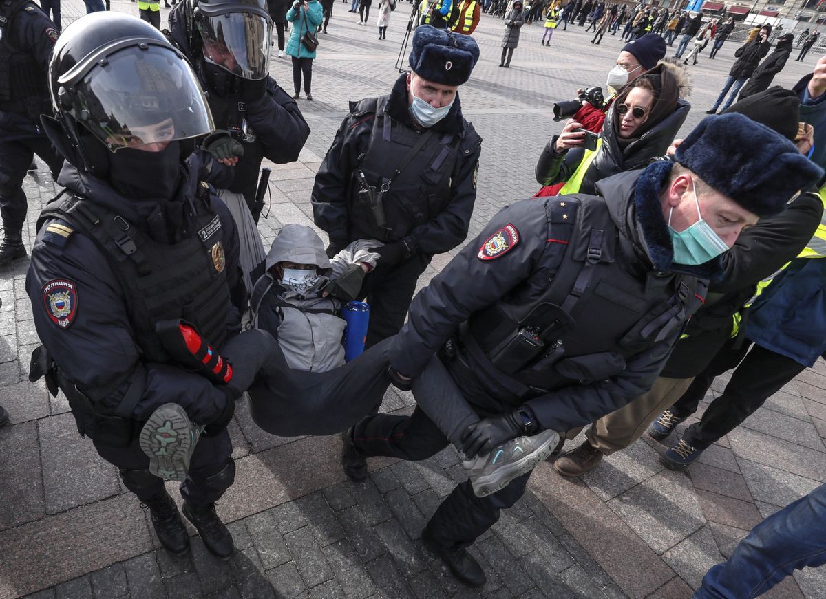 Zatrzymanie uczestnika antywojennej demonstracji w Moskwie 