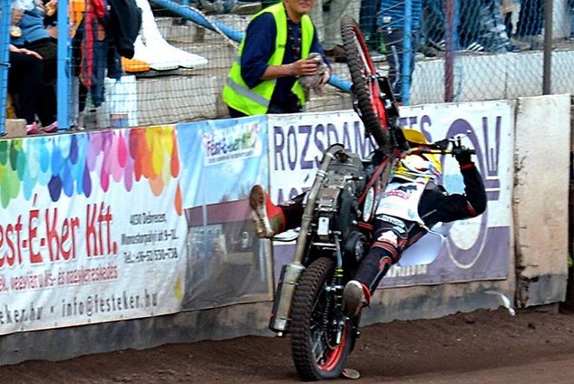 Upadek Olivera Berntzona w Debreczynie (źródło: atispeedway.gportal.hu/István Csernyik)