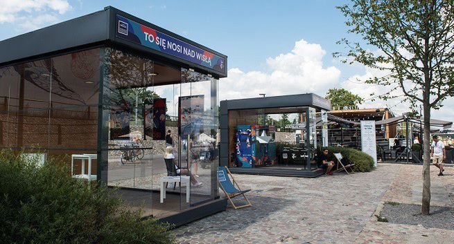 „To się nosi nad Wisłą” w akcji przeciw śmieceniu na plażach w Warszawie