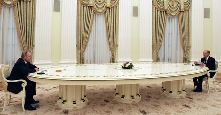 "Rekordowo długi" stół Putina. Tyle może kosztować