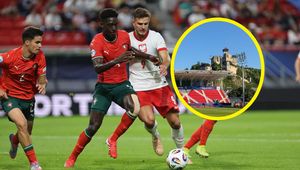 Na tym stadionie grają Polacy. Piłkarze mają... niezwykły widok