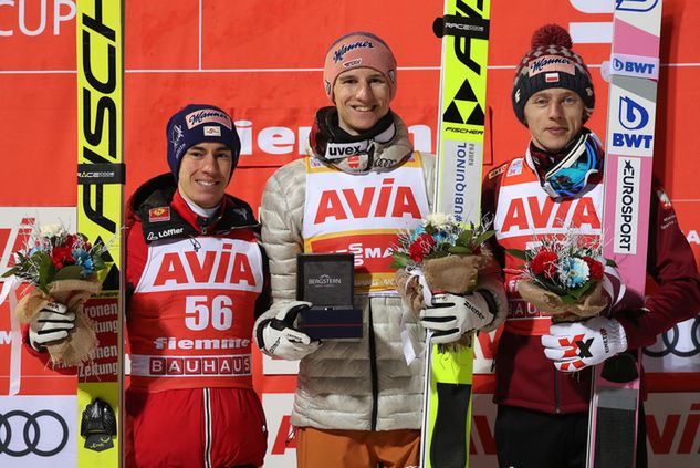 Podium niedzielnego konkursu PŚ w Predazzo. Od lewej drugi Stefan Kraft, triumfator Karl Geiger i trzeci Dawid Kubacki. Fot. PAP/EPA/ANDREA SOLERO