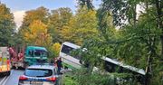 Leśniewo: Po zderzeniu z ciężarówką autobus z 50 pasażerami wjechał do rowu. Trzy osoby odniosły obrażenia