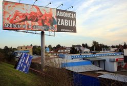 Drastyczny billboard straszył mieszkańców Lesznowoli. Usunięto go po interwencji radnych