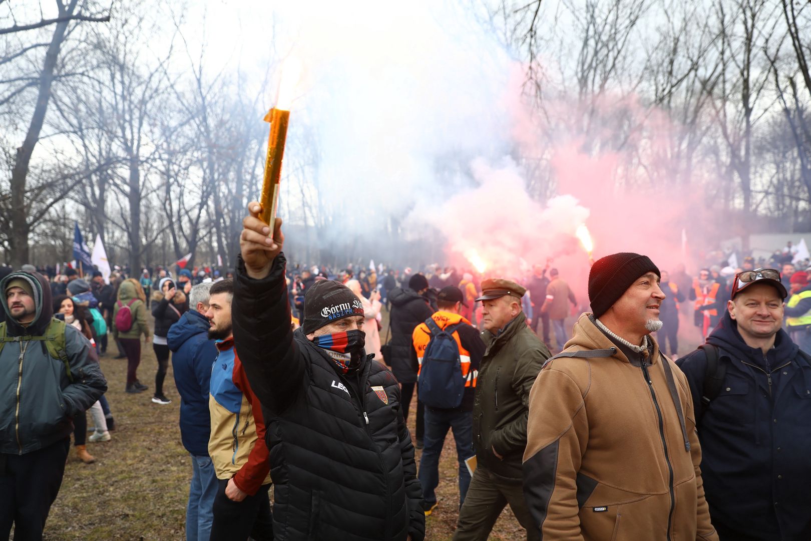 Część protestujących nie przestrzegała obowiązujący przepisów nie zasłaniając ust i nosa