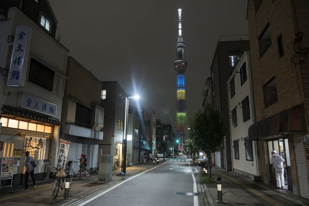Wieżowiec Tokyo Skytree, najwyższa budowla w japońskiej stolicy, w olimpijskiej iluminacji z 23 lipca 2020 roku (fot. Getty Images)