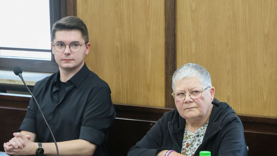 Apelacja w procesie przeciwko "Babci Kasi"
Fot. Wojciech Olkusnik/East News Warszawa, 31.07.2025. Sad Okregowy. Apelacja w procesie przeciwko Katarzynie Augustynek. Aktywistka znana jako "Babcia Kasia" zostala w listopadzie 2024 r. skazane za naruszenie nietykalnosci cielesnej dzialacza pro-life. Do zdarzenia doszlo w 2022 roku podczas demonstracji Fundacji Pro - Prawo do Zycia. N/z: Katarzyna Augustynek.
Wojciech Olkusnik