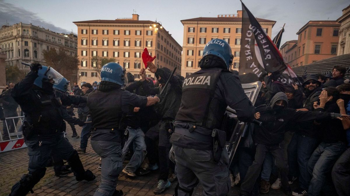 Getty Images / Antonio Masiello / Na zdjęciu: włoska policja podczas protestu grup propalestyńskich