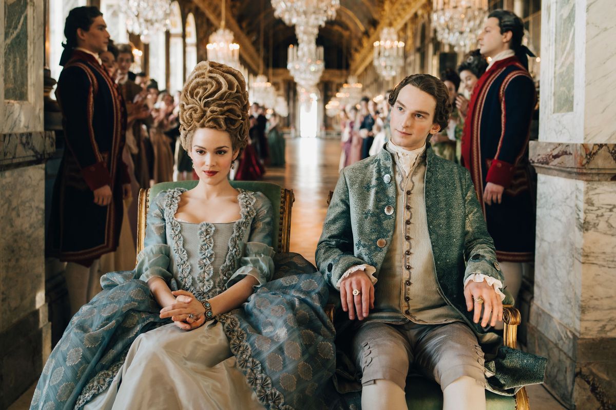 Emilia Schüle jako Maria Antonina i Louis Cunningham jako król Ludwik XVI
