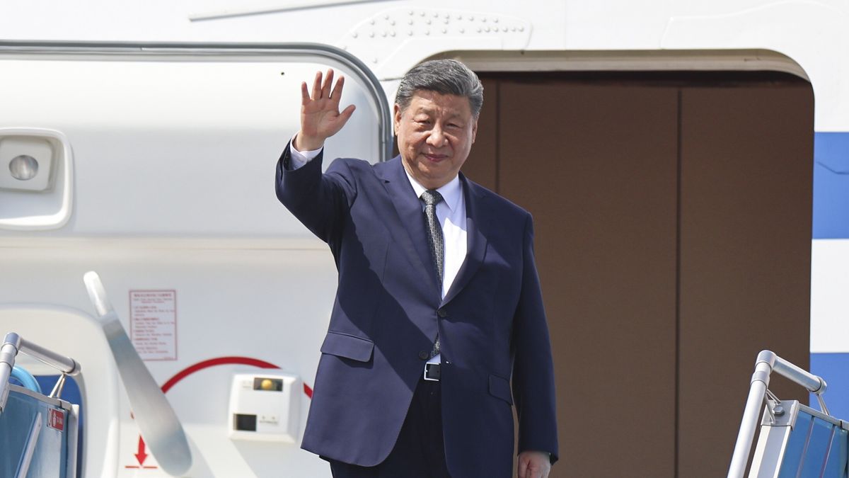 Chinese President Xi Jinping waves as he boards his plane for departure following his visit to Hanoi at Noi Bai International Airport in Hanoi, Vietnam, 15 April 2025. EPA/Athit Perawongmetha / POOL Dostawca: PAP/EPA.