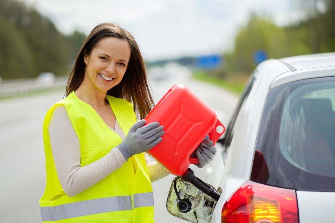 Zdjęcie kobiety tankującej auto