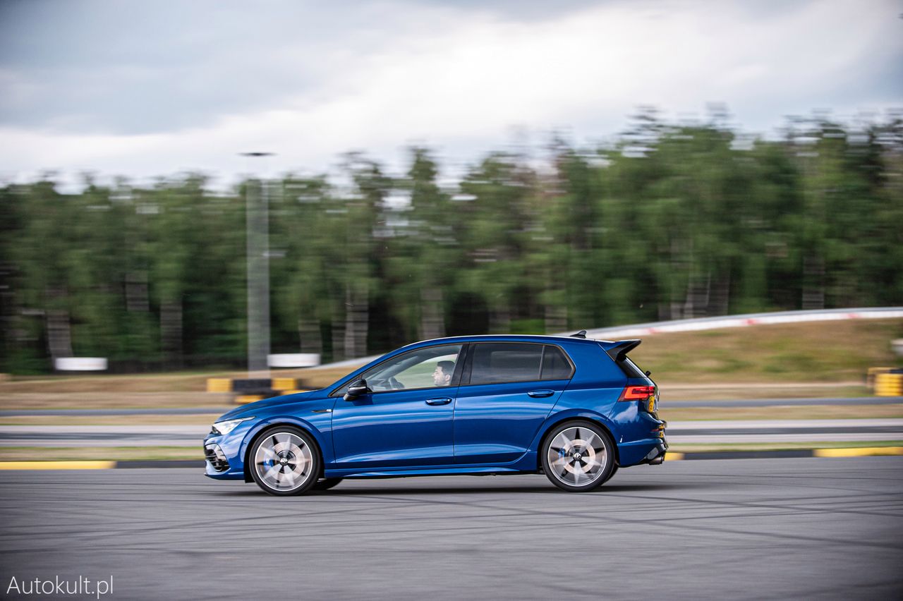 Volkswagen Golf R (2022) vs Ford Focus RS (2017)