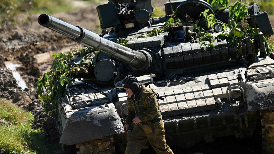 Rosyjskie ?wiczenia wojskowe Wostok-2022A Russian T-80 tank takes part in the 'Vostok-2022' military exercises at the Uspenovskyi training ground (Sakhalin Island) outside the city of Yuzhno-Sakhalinsk on the Russian Far East on September 4, 2022. - The Vostok 2022 military exercises, involving several Kremlin-friendly countries including China, takes place from September 1-7 across several training grounds in Russia's Far East and in the waters off it. Over 50,000 soldiers and more than 5,000 units of military equipment, including 140 aircraft and 60 ships, are involved in the drills. (Photo by Kirill KUDRYAVTSEV / AFP)KIRILL KUDRYAVTSEV