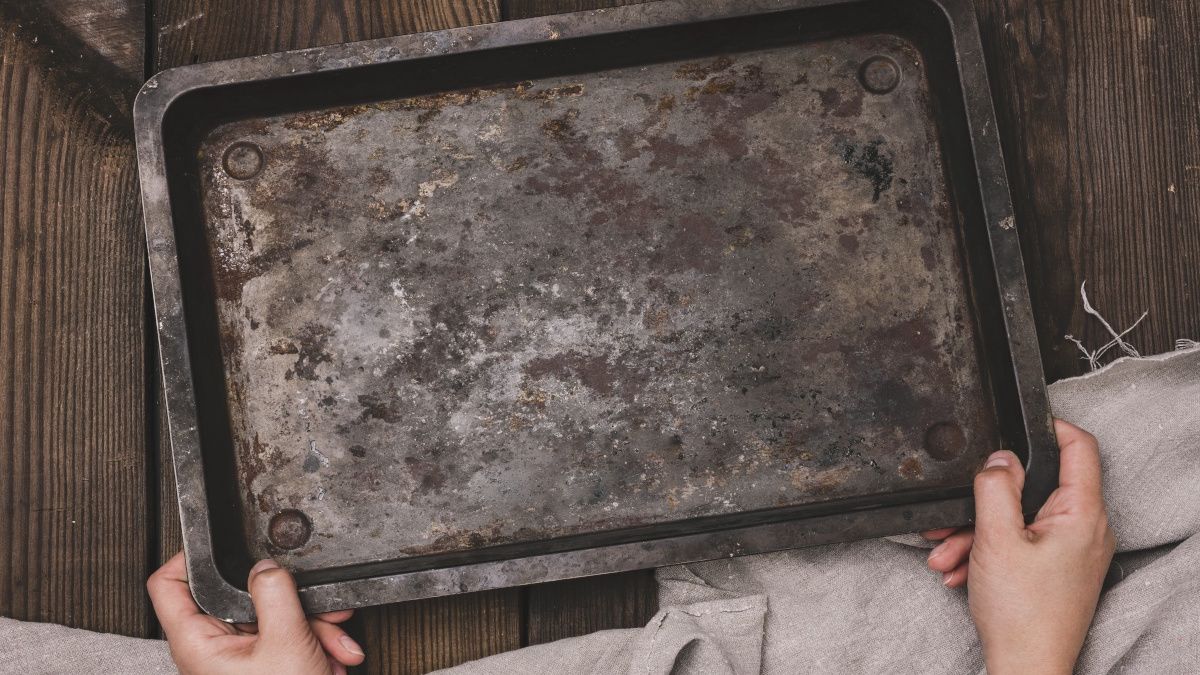 Jak wyczyścić brudną blachę ziemniakiem i solą