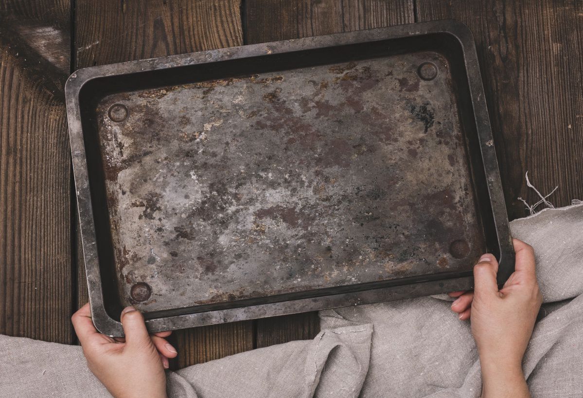 How to clean a dirty baking tray with a potato and salt