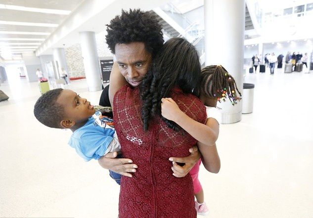 Feyisa Lilesa z synem Soko i córką Sorą na lotnisku w Miami (zdjęcie z lutego 2017 r.). Fot. EastNews/AP