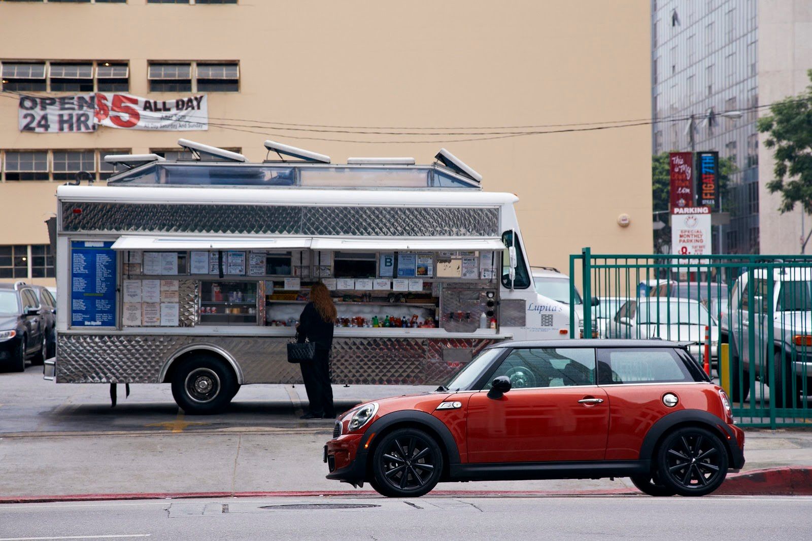 Galeria Mini jako celebracja sprzedaży półmilionowego egzemplarza w USA 89