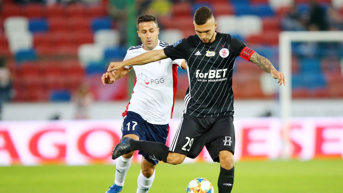 Newspix / Michał Nowak / Na zdjęciu: Maksymilian Rozwandowicz (z przodu) i Igor Angulo (z tyłu)