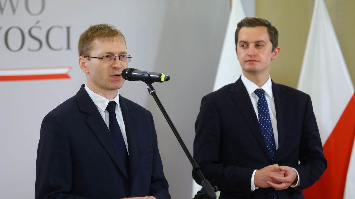 Sekretarz stanu w ministerstwie sprawiedliwości, przewodniczący komisji do spraw reprywatyzacji nieruchomości warszawskich Sebastian Kaleta oraz członek komisji Paweł Lisiecki podczas konferencji prasowej.