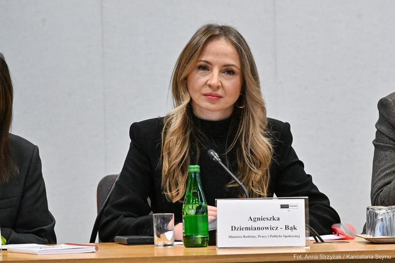 Ministra zabrała głos ws. Dino. Radzi kasjerom wyjść z pracy