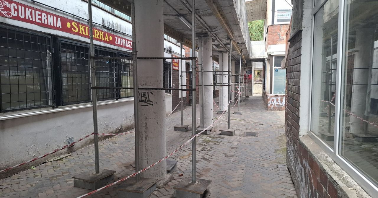 Lublin: Targ na Wileńskiej niszczeje. Kładka zamknięta, a remont tylko w planach