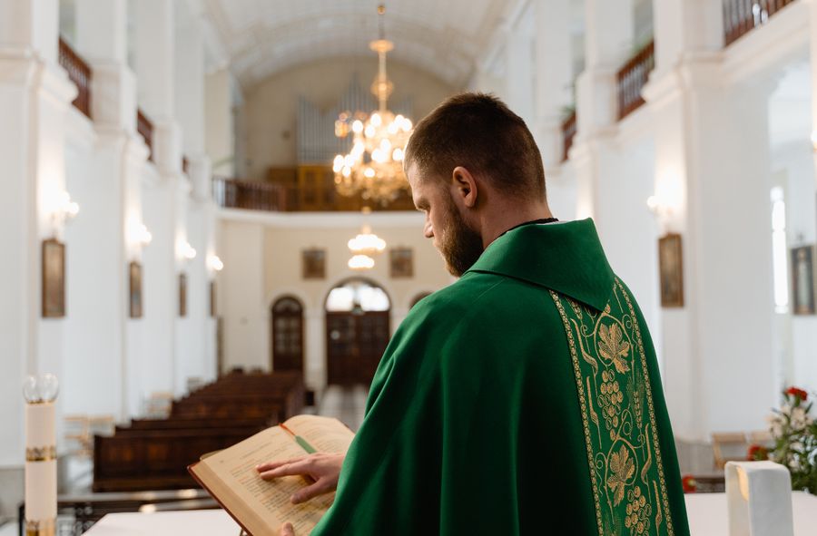 Mężczyzna wygłosił kazanie z piwem w ręce