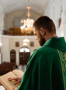 Wygłosił kazanie z piwem w ręce. Parafianie byli zaskoczeni