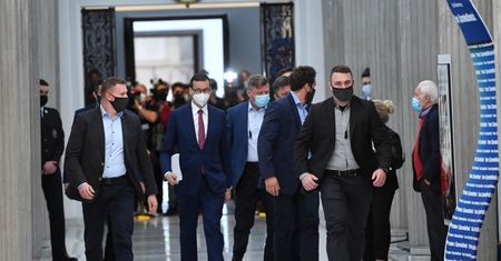 Morawiecki rozmawiał z Lewicą. A Biedroń wbił szpilę politykom PO