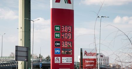 Paliwo w Polsce ciągle tanieje. Na niektórych stacjach jest już za mniej niż 4 zł/l
