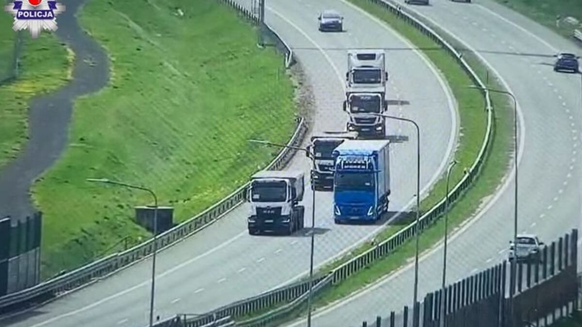 Ciężarówka wyprzedza inne ciężarówki na drodze ekspresowej