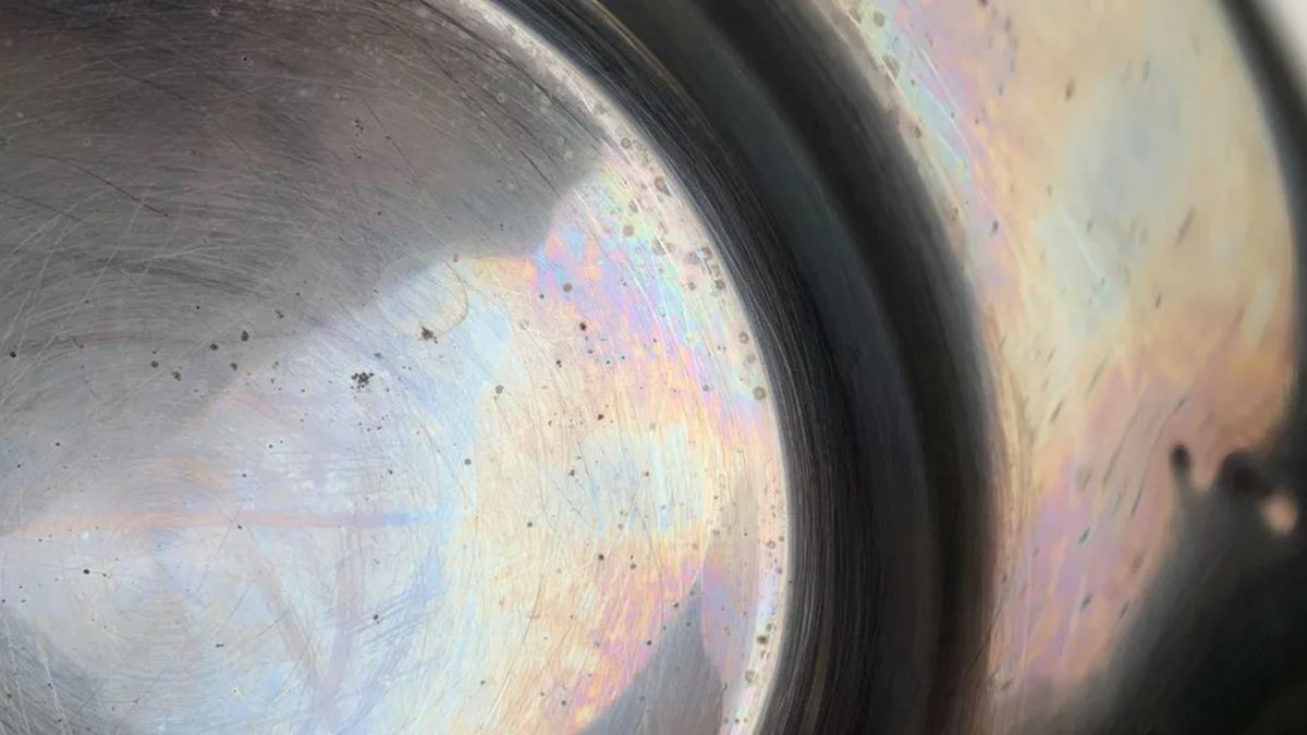 Skąd na garnku tęczowe przebarwienia?